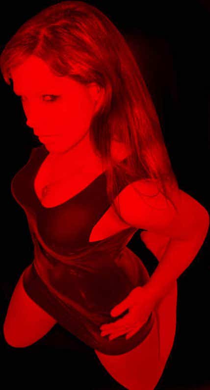 domina te rreluqye d'un air s&eacute;v&egrave;re, elle te toise, cela indique que tu vas en baver en direct